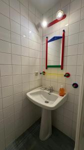 ein weißes Badezimmer mit Waschbecken und Spiegel in der Unterkunft Tilff - Appartement cocooning in Esneux + 38 Fotos