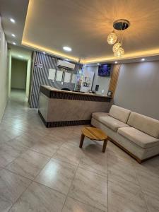 ein Wohnzimmer mit einer Couch und einem Couchtisch in der Unterkunft Hotel Magistral Suiter in Quibdó