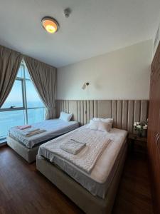 Ένα ή περισσότερα κρεβάτια σε δωμάτιο στο Luxury Sea View Apartment Pool & Gym&jacuzzi +98 φωτογραφίες