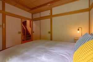 Postel nebo postele na pokoji v ubytování Kitakaru Forest Retreat