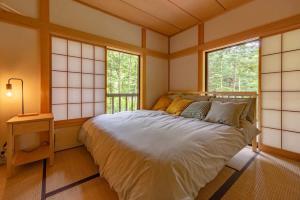Postel nebo postele na pokoji v ubytování Kitakaru Forest Retreat