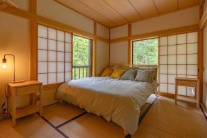 Postel nebo postele na pokoji v ubytování Kitakaru Forest Retreat