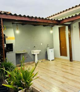 an empty room with a sink and a sink at kitnet 1 quarto in Arroio do Silva