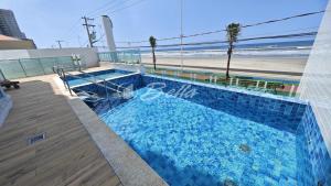 Swimmingpoolen hos eller tæt på Apartamento pé na areia, no Centro de Mongaguá!