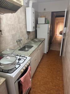 Η κουζίνα ή μικρή κουζίνα στο Depto Zona Paseo Aldrey - A 2 cuadras casino y playa +3 φωτογραφίες