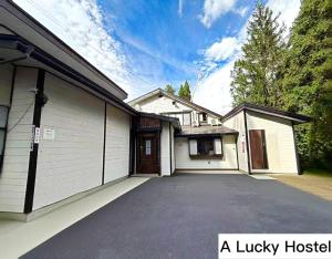 El edificio en el que está el hostal 12 fotos más