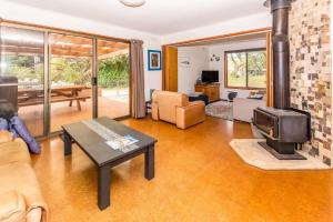 Sandy Pointにある18 Harbour View Sandy Pointのリビングルーム(薪ストーブ付)