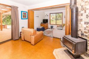 Sandy Pointにある18 Harbour View Sandy Pointのリビングルーム(薪ストーブ付) +2枚の写真