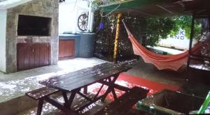 a hammock in a room with a table and a bench at Lunita in Costa Azul
