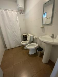un baño con inodoro y lavabo en Charrúa3, en Montevideo