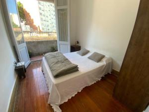 Un dormitorio con una cama y una ventana grande. en Charrúa3, en Montevideo