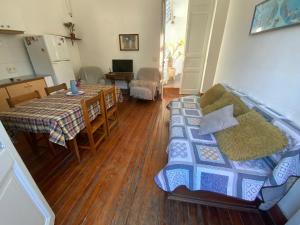 una sala de estar con un sofá y una mesa en Charrúa3, en Montevideo