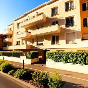 een appartementencomplex met struiken ervoor bij Anton's Home in LʼHay-les-Roses