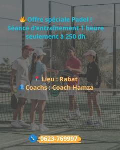 KouasPadel in Rabat的一群人站在网球场上