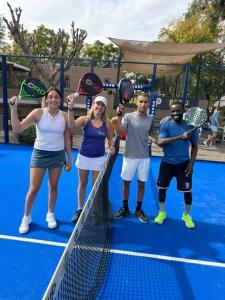 KouasPadel in Rabat的一群人站在网球场上