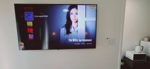 KelmscottにあるRelaxing Lake side Residence with private ensuiteの壁に掛けられた薄型テレビ