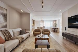 uma sala de estar com um sofá e uma mesa em Apartamento Balears Navarra Ibiza em Ibiza