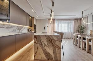 uma cozinha com um balcão de mármore e uma sala de jantar em Apartamento Balears Navarra Ibiza em Ibiza mais 29 fotografias