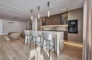 uma cozinha com um bar com bancos em Apartamento Balears Navarra Ibiza em Ibiza