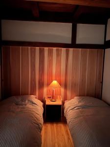 Ένα ή περισσότερα κρεβάτια σε δωμάτιο στο ゲストハウス山音
