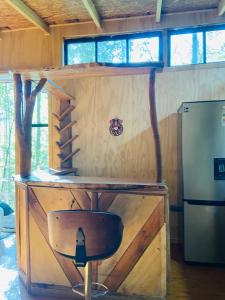 Nhà bếp/bếp nhỏ tại Cabañas con tinajas Mahuidas Panguipulli