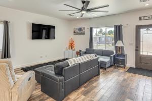 Χώρος καθιστικού στο 2 Mi to Colorado River! Home with Dog-Friendly Yard