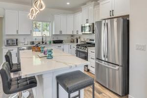 Η κουζίνα ή μικρή κουζίνα στο 2 Mi to Colorado River! Home with Dog-Friendly Yard