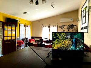 un computer portatile seduto sopra un tavolo di Hotel Pilar a Pilar