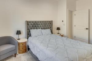 Ένα ή περισσότερα κρεβάτια σε δωμάτιο στο 2 Mi to Colorado River! Home with Dog-Friendly Yard