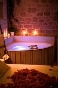 Φωτογραφία από το άλμπουμ του Chez Millouz - Triplex semi-troglodyte στο Ποντουάζ +12 φωτογραφίες