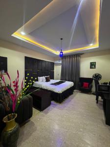Un dormitorio con una cama, un sofá y una mesa. en LEON'S HOTELS and SUITES OWERRI, en Owerri 14 fotos más