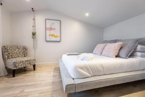 a bedroom with a bed and a couch and a chair at LAO Lodge by Gestion ELITE in Mont-Tremblant