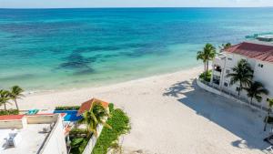 LafitteCasa Coral - 2BR - Tropical Hideout with Pool的享有棕榈树海滩和大楼的空中景致