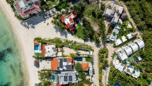 LafitteCasa Marea - 2BR - Tropical Vibes & Palm Breeze Oasis的海滩附近度假村的空中景致