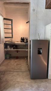卢汉德库约Posada Via Vento - Chacras de Coria的房间里有带不锈钢冰箱的厨房