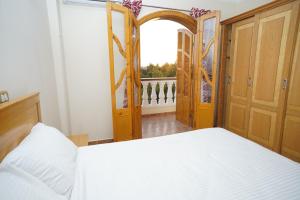een slaapkamer met een bed en een open deur bij Morning Star in Luxor