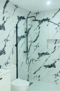 PrainhaEdifício Yes, Luxury 2 Bed Apartments, Praia, Cape Verde with Balcony and AC的浴室设有黑色和白色的大理石墙 更多72张照片