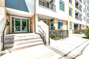 ein Gebäude mit Treppen vor einem Gebäude in der Unterkunft Riverwalk Luxury Haven Pool Free Parking in San Antonio