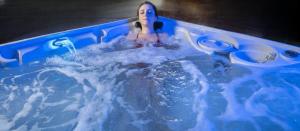 AftonGrand Lake Cabin Rental at Duck Creek, Sleeps 6, Hot Tub & Pool的游泳池里按摩浴缸里的女人 更多22张照片