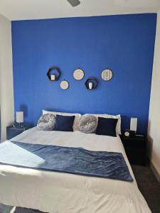 ein blaues Schlafzimmer mit einem Bett mit blauer Wand in der Unterkunft Riverwalk Luxury Haven Pool Free Parking in San Antonio + 27 Fotos