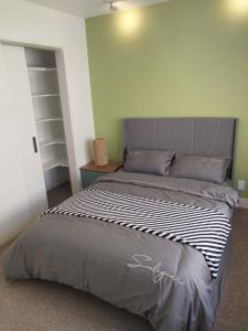 Una cama o camas en una habitación de Oranga Comfort Stay