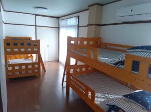 Ένα ή περισσότερα κρεβάτια σε δωμάτιο στο ゲストハウスMOANa +64 φωτογραφίες