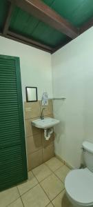 un bagno con lavandino e WC di Green Forest Uvita River a Uvita