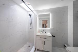 Koupelna v ubytování Luxury 3BR Park Slope w Office and Washer Dryer