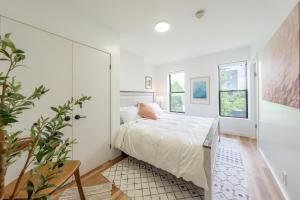 Postel nebo postele na pokoji v ubytování Luxury 3BR Park Slope w Office and Washer Dryer