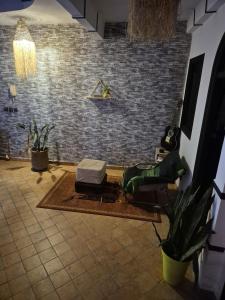 阿加迪尔Riad'Na的带沙发和椅子的客厅