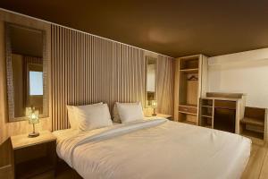 Giường trong phòng chung tại Tropical Palms Hotel