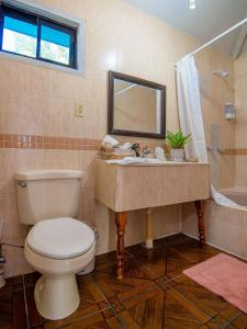 Un baño de Cozy Room Sleeps2with a small sofabed Shared Pool Walk2 Beach