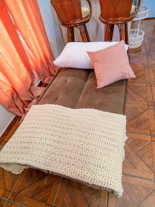 Una cama o camas en una habitación de Cozy Room Sleeps2with a small sofabed Shared Pool Walk2 Beach