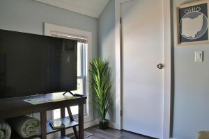 Μια τηλεόραση ή/και κέντρο ψυχαγωγίας στο The Ultimate Lakewood Retreat! +9 φωτογραφίες